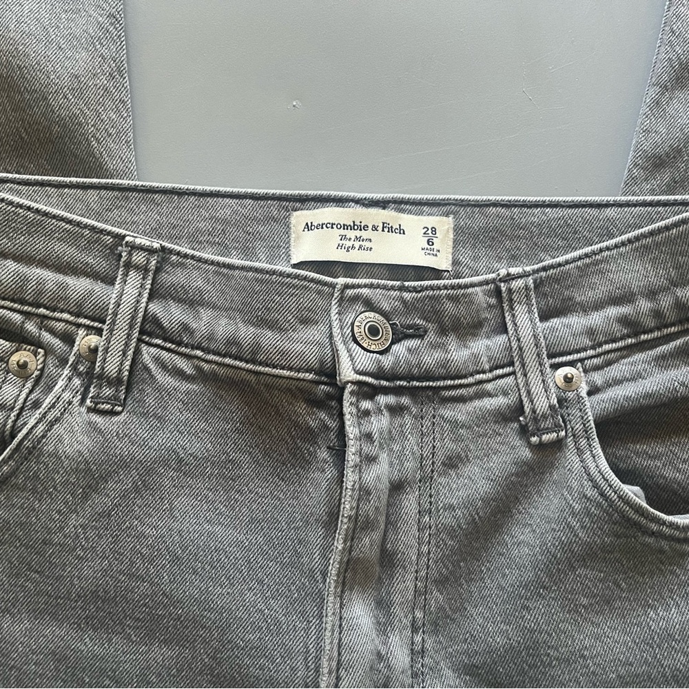Abercrombie & Fitch Mom high rise jeans size 6/28